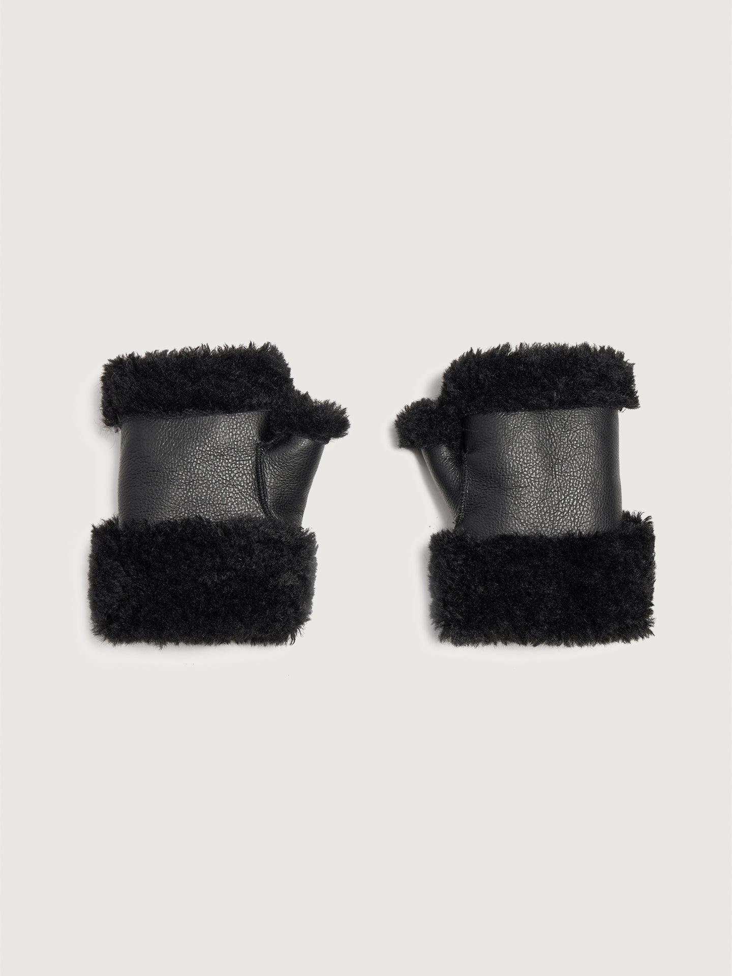 http://carbon38.com/cdn/shop/files/JOCE-JAF23107-BLKBLK-Shearling-Mittens-color-black.jpg?v=1702593034