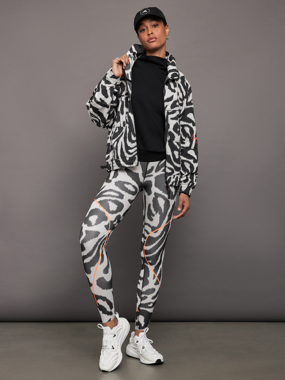adidas by Stella McCartney Woven TrackTop Printed - Chalk Pearl/Black Carbon38 adidas by Stella McCartney Woven TrackTop Printed - Chalk Pearl/Black Carbon38