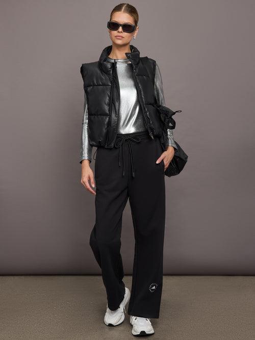 Model is wearing black sweatpants with drawstring and pockets