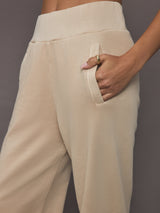 Close-up of pocket design on ILMI Sweatpants Dune in soft beige fabric.