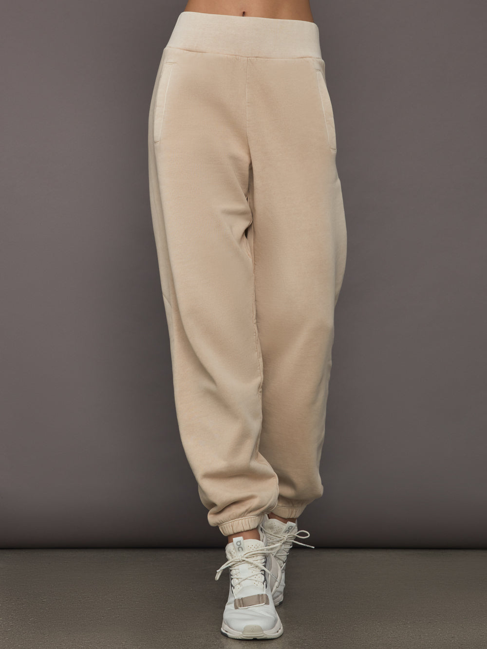 Front view of model wearing ILMI Sweatpants Dune with elastic cuff and relaxed fit.