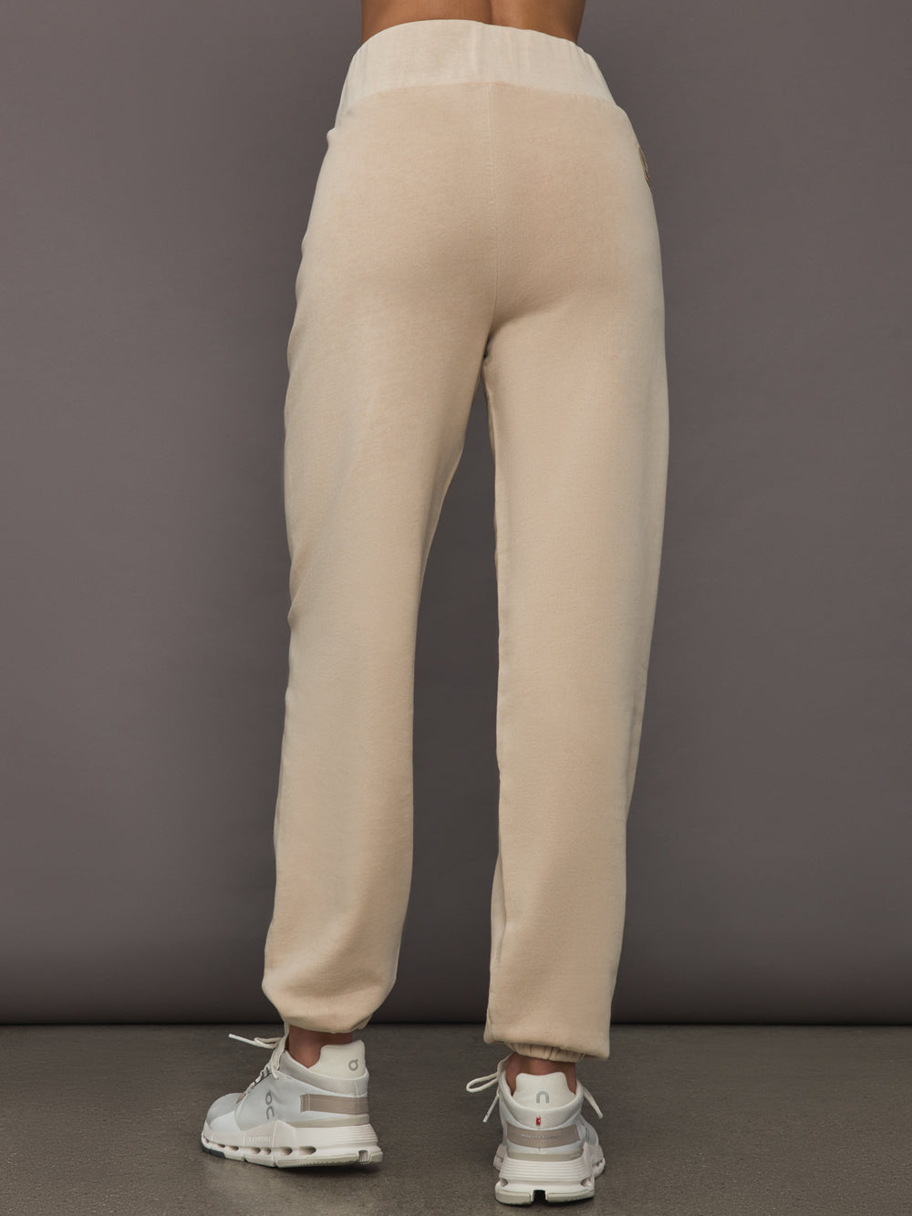 Back view of ILMI Sweatpants Dune with elastic waistband and relaxed silhouette.