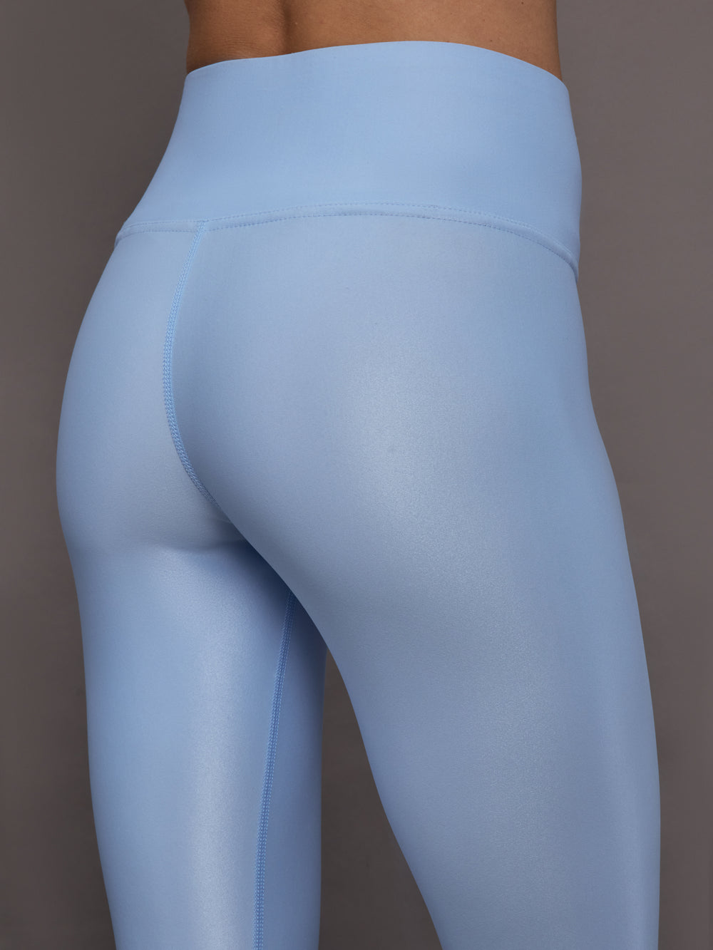 Close up of the High Rise 7/8 Legging in Takara Shine in Serenity highlighting smooth high rise waistband.