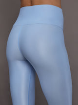 Close up of the High Rise 7/8 Legging in Takara Shine in Serenity highlighting smooth high rise waistband.