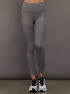 Women’s high rise Ribbed Melt leggings in Steel Grey, front view.