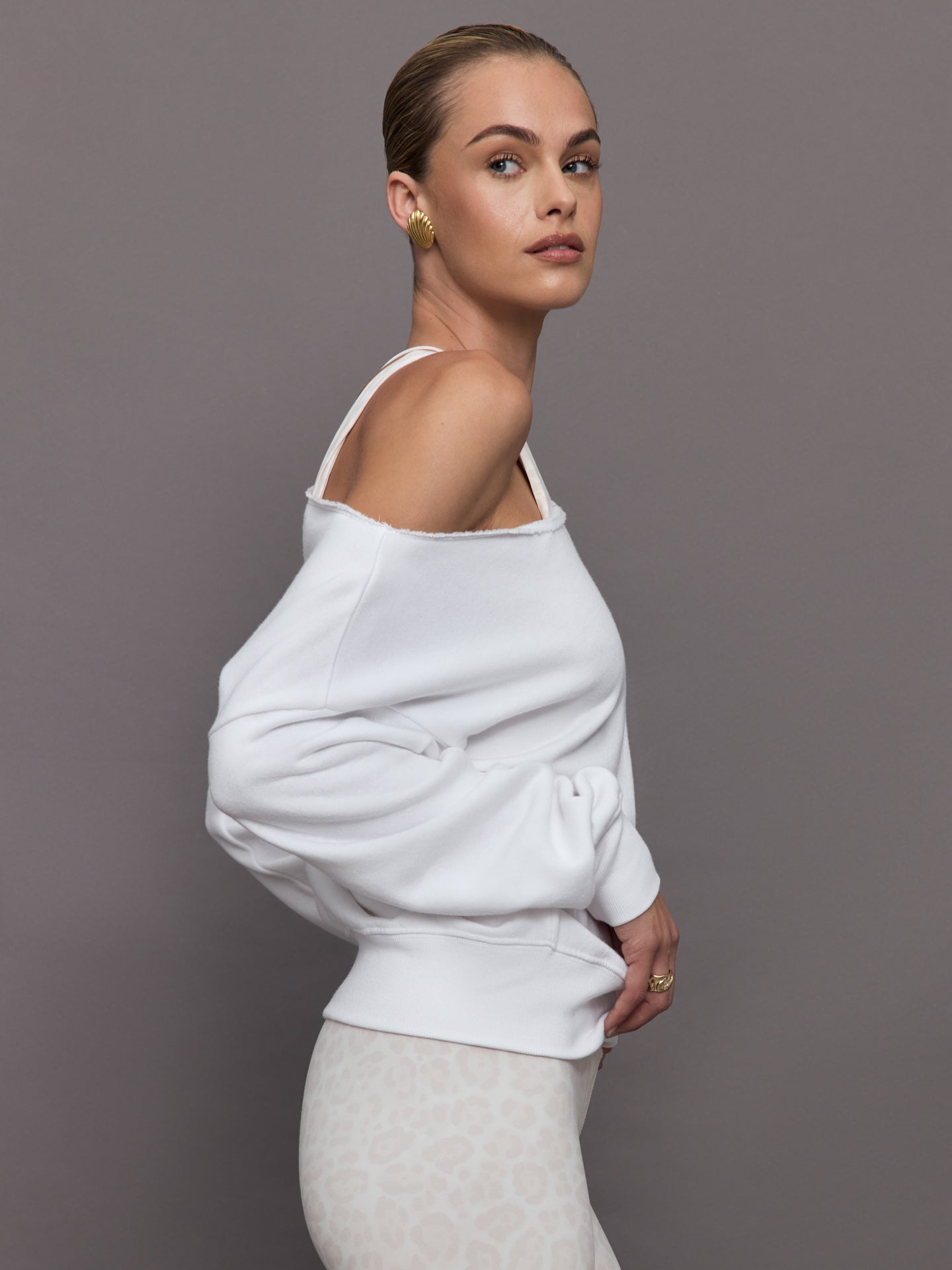 Off shoulder white sweatshirt hotsell