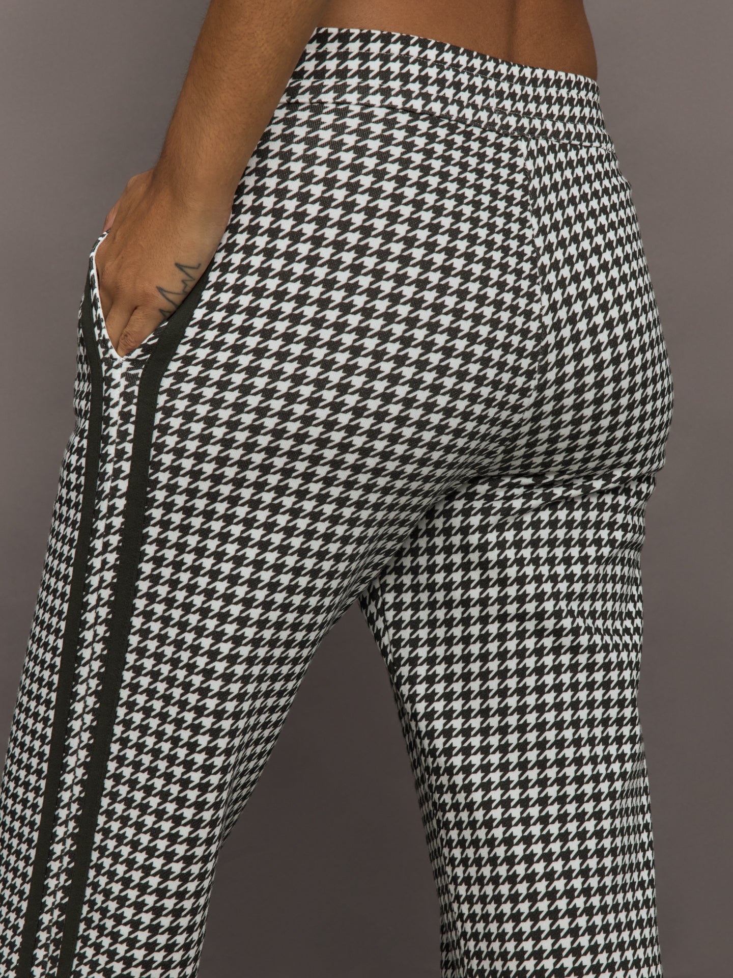 新品 Needles Track Pant Houndstooth S 20AW Houndstooth Track Pant - Ivory / Faded Black – Carbon38