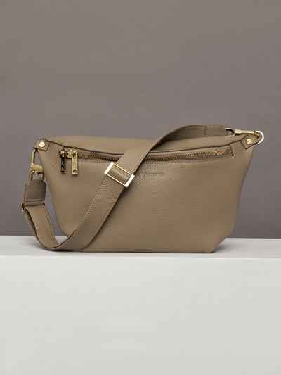 Sling bag in creta with adjustable strap.