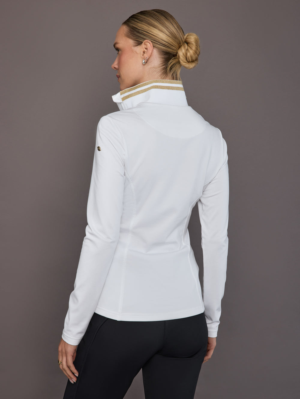 Model wearing white ski pully, back view.