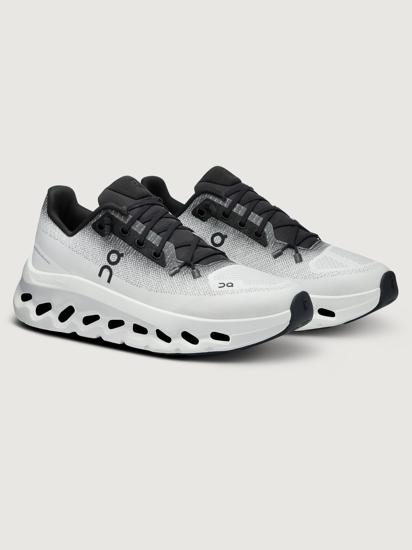 Cloudtilt - Black | Ivory – Carbon38