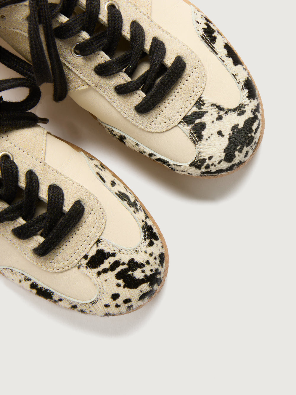 Cowhair low top neutral sneaker with black laces. 