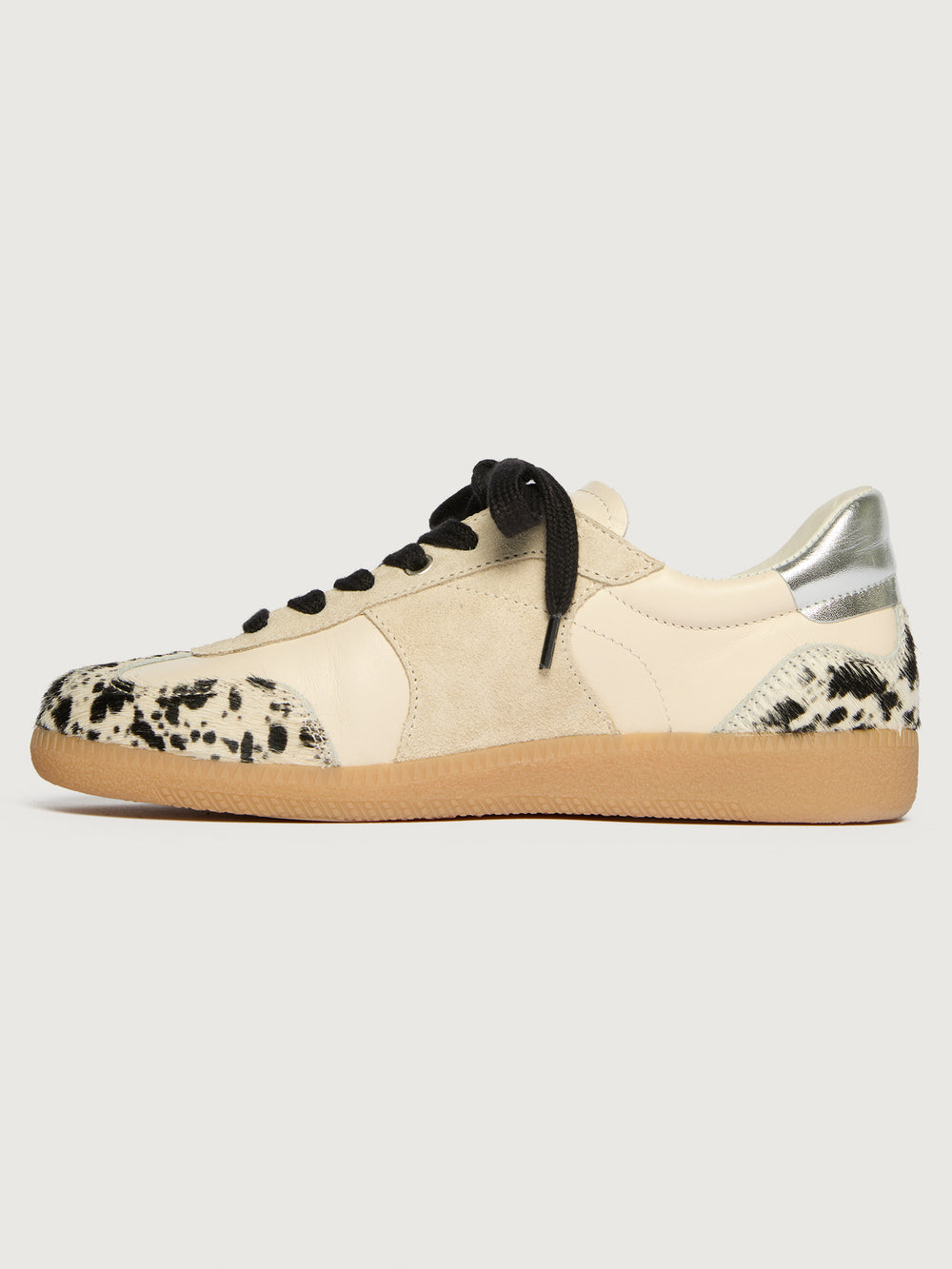 Cowhair low top neutral sneaker with black laces. 