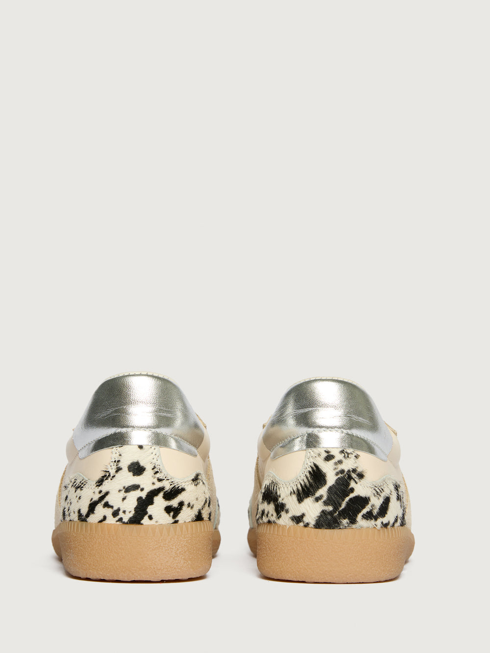 Cowhair low top neutral sneaker with black laces. 