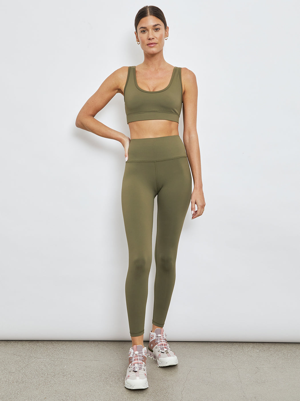 Cut Out Scoop Bra in Diamond Compression - Olive – Carbon38