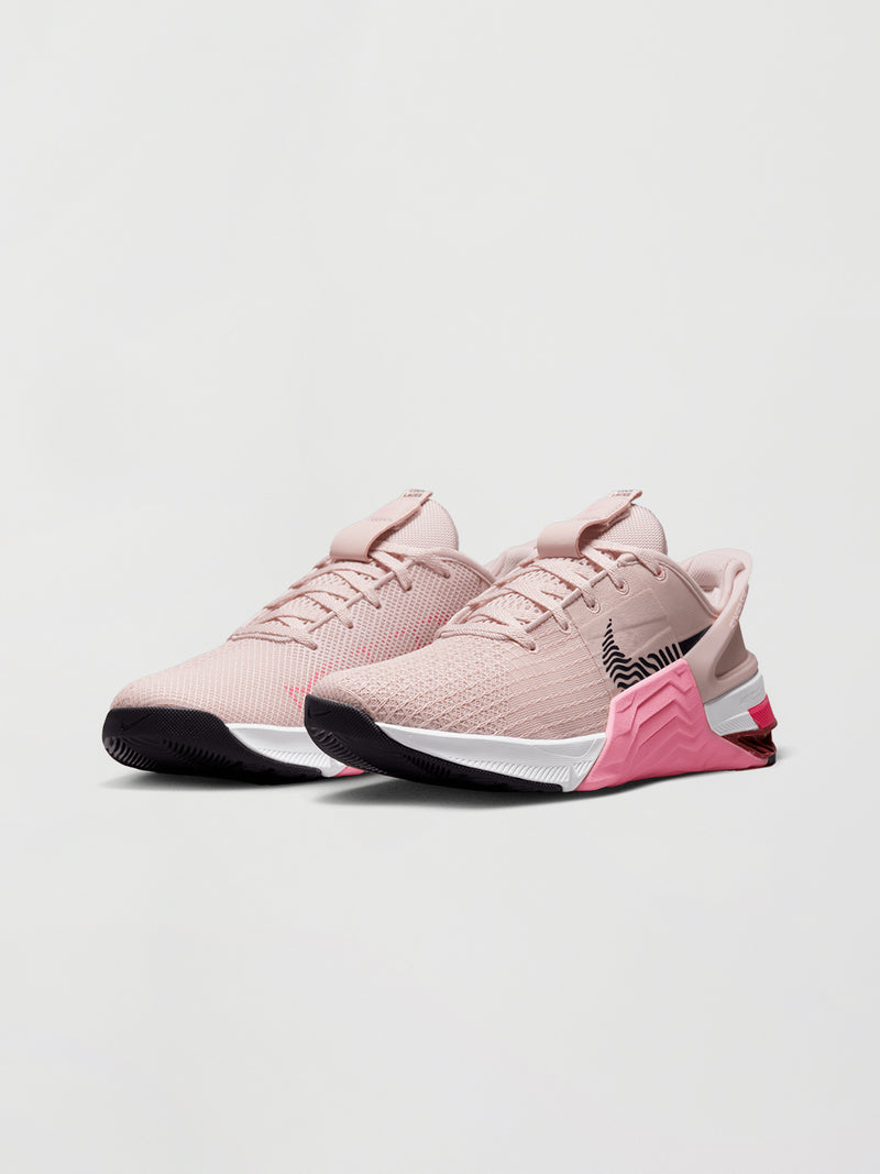 W NIKE METCON 8 FLYEASE - BARELY ROSE/CAVE PURPLE-PINK RISE