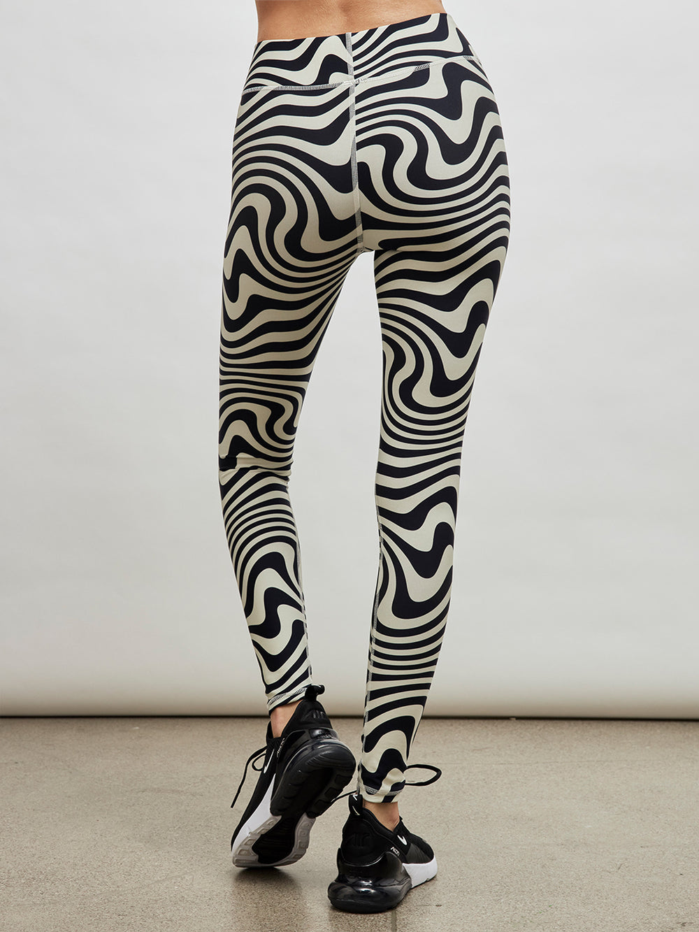 https://carbon38.com/cdn/shop/products/TERE-27689760-ABSBLK-Black_and_White_Wave_Duoknit_Tall_Band_Legging-color-BLACK-AND-WHITE-WAVE_0453.jpg?v=1666928580&width=1000