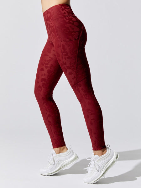 JenniferLopez #jlo #sportsbra #leggings #yoga #yogapants #workout  #athleisure #sunglasses #roundsunglass… | Red sports bra, Sports bra and  leggings, Jennifer lopez